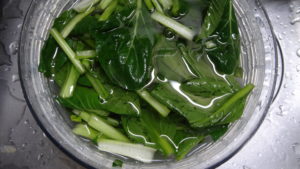 オクソー クリアサラダスピナー S 野菜を洗う