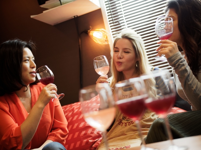 ワインで談笑する女性グループ