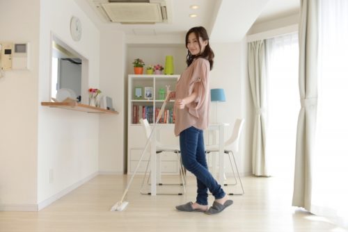 床掃除をする女性